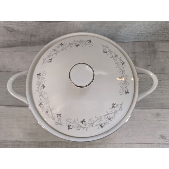 Moon Mist White Porcelain Covered Casserole Dish Floral 2 Qt  Vintage Collectibl - Picture 2 of 4